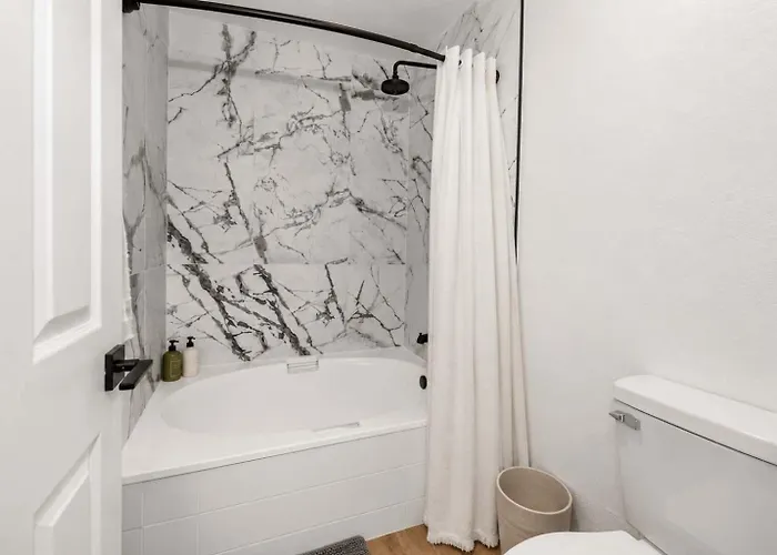 Stylish Retreat Pools Gym Appartement